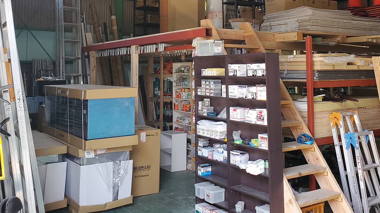 豊富な資材を収納している倉庫の写真
