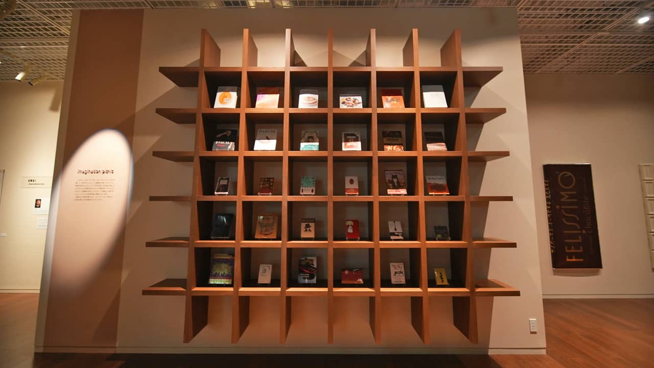 チョコレートミュージアムの本棚の写真